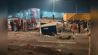 UP Road Accident: उरई में डंपर की टक्कर से लोडर पलटा, परिवार के तीन लोग समेत चार की मौत, कई ग्रामीण घायल