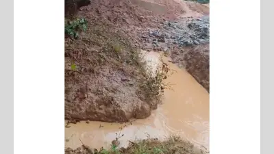 हजारीबाग : डायवर्सन नहीं बनने से आवागमन बाधित, दो दिन की बारिश से सड़क पर भर गया है पानी