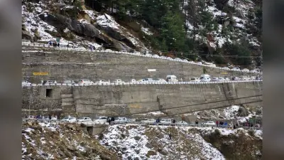 Himachal Pradesh Weather: बर्फबारी का आनंद उठाकर लौटते समय बुरे फंसे पर्यटक, गाड़ी में ही रात बितानी पड़ी