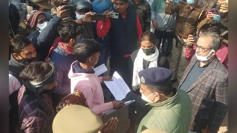 Unnao Case: उन्नाव में पूर्व मंत्री के आश्रम के पीछे से युवती का मिला शव, परिजनों ने पांच घंटे दिया धरना