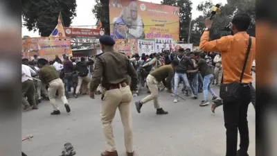 पटना में ग्राम रक्षा दल के सदस्यों पर लाठीचार्ज, BJP दफ्तर के बाहर अपनी मांगों को लेकर प्रदर्शन कर रहे थे पुलिस मित्र