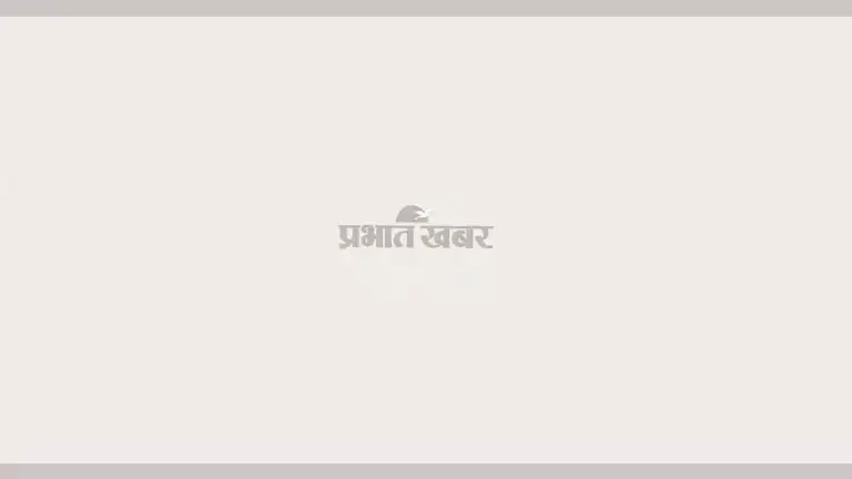पोकलेन से खोदे जा रहे हैं मनरेगा कुआं