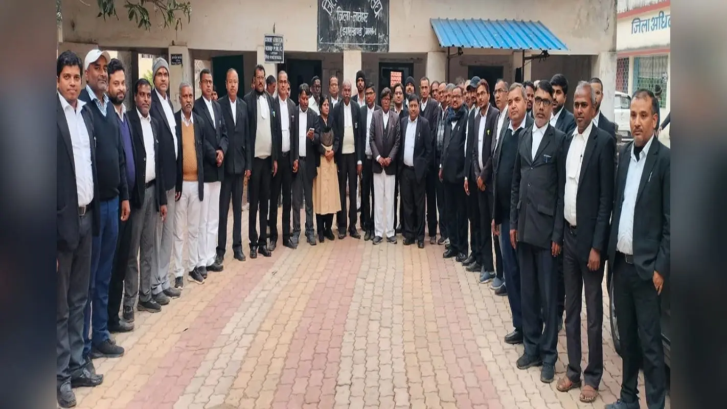 लातेहार में वाहन जांच के नाम पर पुलिस की बर्बरता के खिलाफ आंदोलन शुरू