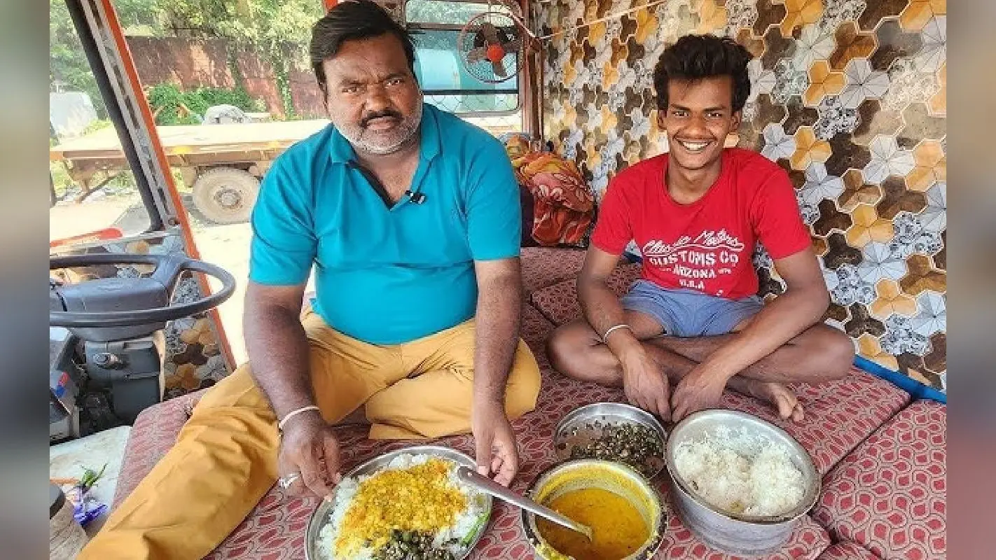 Truck Driver Videos:सिर्फ ट्रक ड्राइविंग नहीं, बल्कि इनके मजेदार फूड व्लॉगिंग के भी Videos भी हो रहे हैं Viral