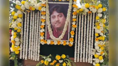 Photos : गन सैल्यूट के साथ ममता बनर्जी सहित कई प्रशंसकों ने उस्ताद राशिद खान को दी अंतिम विदाई