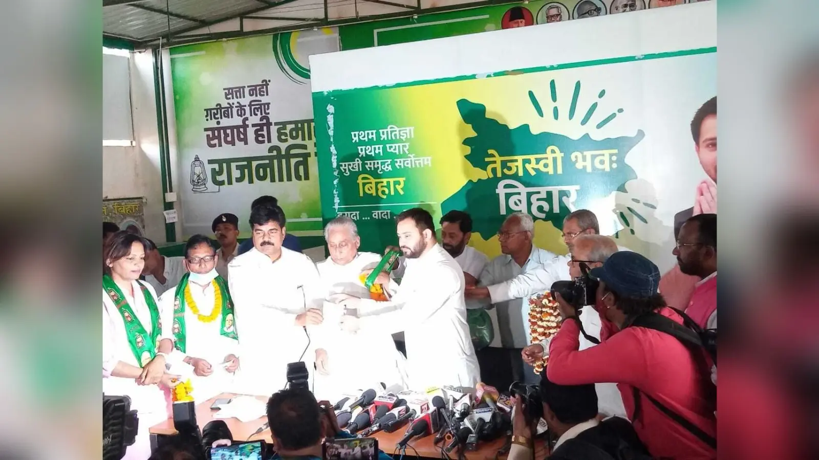 Tejashwi Yadav का बयान- RLSP का RJD में हुआ विलय, कुशवाहा से पूछा- अब ‘वो’ अच्छे लगने लगे?