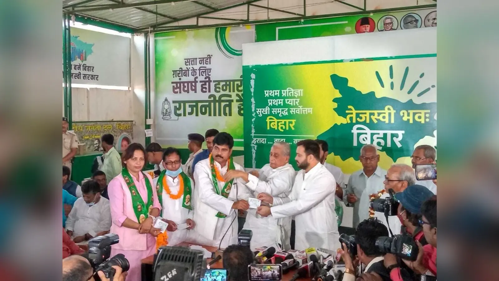 बंगाल ही नहीं बिहार में भी ‘खेला होबे’, JDU में RLSP के विलय से पहले उपेंद्र कुशवाहा को बड़ा झटका, 20 से अधिक नेताओं ने थामा लालटेन