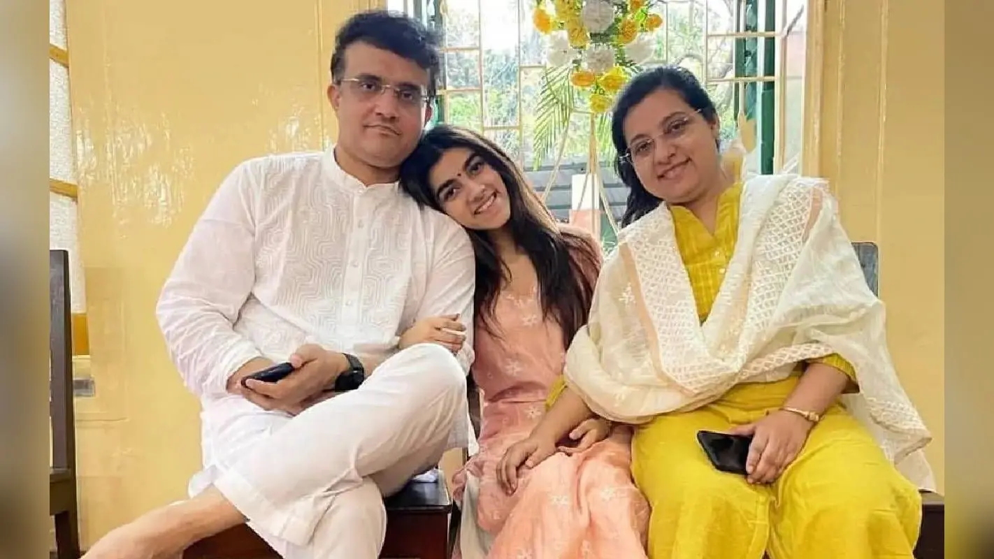 सौरव गांगुली की बेटी सना ने क्रिकेट में नहीं इस फिल्ड में बनाया करियर, जानें सैलरी से लेकर सब कुछ
