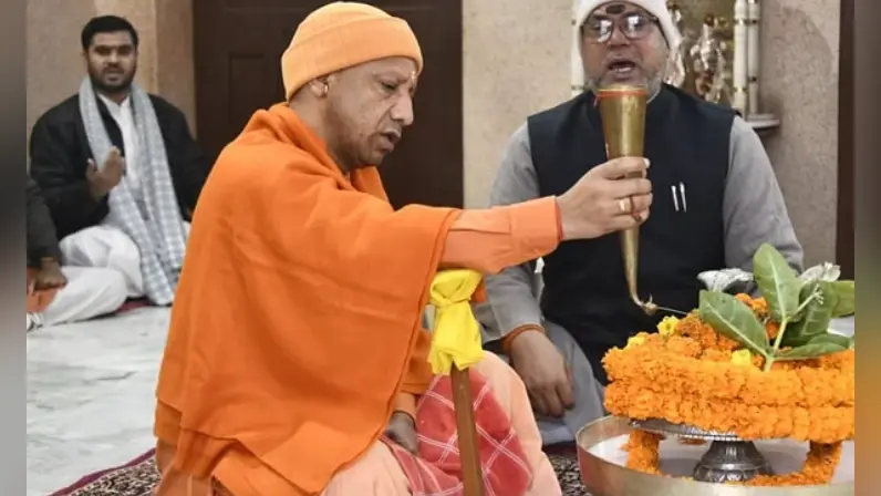 सीएम योगी ने गोरखनाथ मंदिर में किया रुद्राभिषेक, गौशाला में गाय को खिलाया रोटी