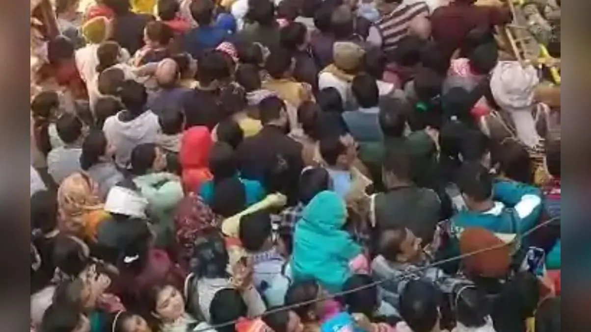 कार्तिक पूर्णिमा पर उमड़ा आस्था का सैलाब, बांके बिहारी के दर पर पहुंचे आदित्य ठाकरे, प्रियंका चतुर्वेदी