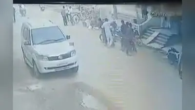 आगरा: प्रॉपर्टी डीलर के कार्यालय में घुसकर मारपीट-तोड़फोड़, सीसीटीवी में नजर आए आरोपी, पड़ताल में जुटी पुलिस
