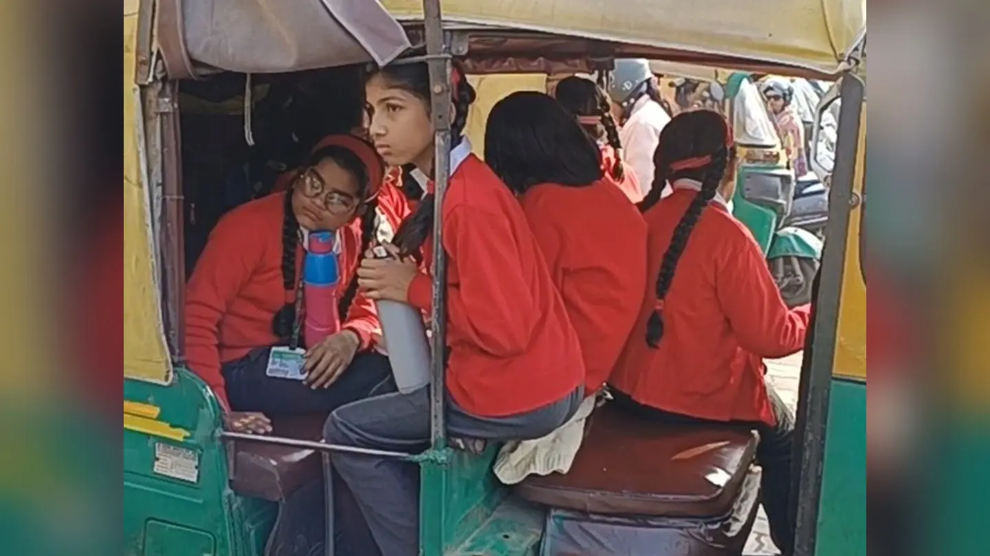 सड़क हादसे के बाद ऑटो चालकों पर हुई कार्रवाई, बच्चों का कौन करेगा ख्याल, स्कूली वाहन ढो रहे 15 से 16 बच्चे