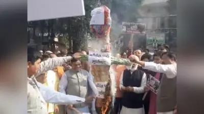 बरेली में भाजपा कार्यकर्ताओं ने कांग्रेस सांसद धीरज साहू का फूंका पुतला, देश का धन लूटने का लगाया आरोप