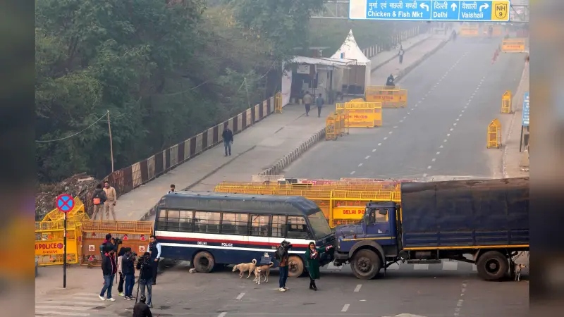 दिल्ली मार्च को लेकर ट्रैक्टर-ट्रॉलियां के साथ किसान तैयार, सीमा पर बढ़ाई गई सुरक्षा