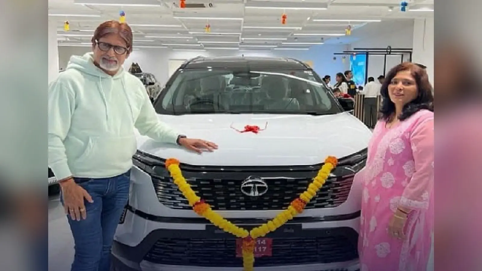Amitabh Bachchan ने शोरूम में जाकर खरीदी Tata Safari एसयूवी कार! तस्वीर वायरल