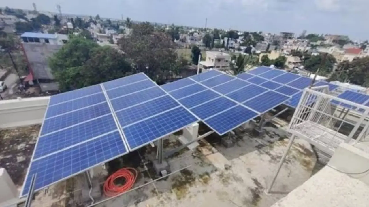 Rooftop Solar Scheme: घर की छत पर लगाना चाहते हैं सोलर पैनल, सरकार के साथ बैंक में भी करेगा मदद, जानें कैसे