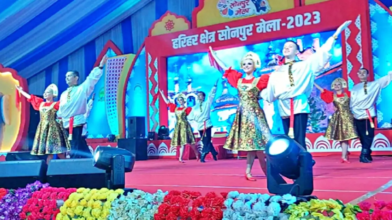 सोनपुर मेला में रशिया के कलाकारों ने लोक नृत्य से बांधा समा, भारत को बताया परफेक्ट देश, दर्शक हुए खुश