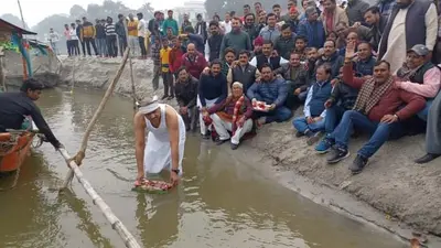 सीएसजेएमयू कुलपति प्रो. विनय पाठक के खिलाफ सपा का अनूठा प्रदर्शन, विधायक ने गंगा में प्रवाहित किए खड़ाऊं