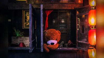 Teddy Day Surprise Idea : टेडी डे पर दें पार्टनर को इस नए अंदाज में सरप्राइज, कीजिए ट्राई