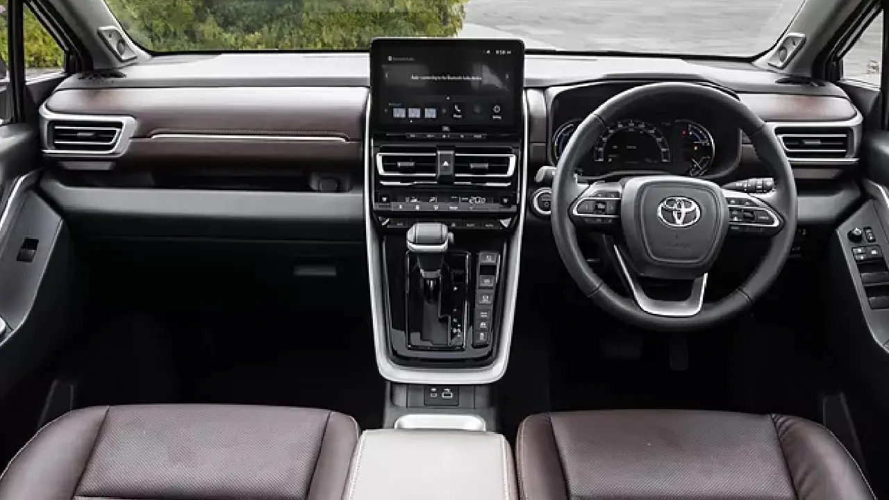 Toyota की 7-8 सीटर गाड़ी ने किआ करेंस को दे दी पटखनी, हर दिन मिले 111 खरीदार