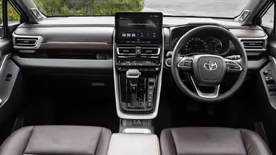 Toyota की 7-8 सीटर गाड़ी ने किआ करेंस को दे दी पटखनी, हर दिन मिले 111 खरीदार