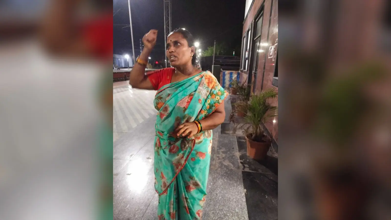 Varanasi News: वाराणसी कैंट स्टेशन पर चोरों ने महिला के गले से उड़ाया सोने का चेन, पुलिस जांच में जुटी