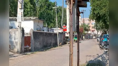 हजारीबाग में 500 से अधिक बेकार बिजली और टेलीफोन पोल बन रहे ट्रैफिक जाम के कारण