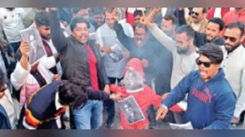 आदिवासियों ने एंकर सुधीर चौधरी का पुतला फूंका, कार्रवाई न होने पर आक्रोश जताया