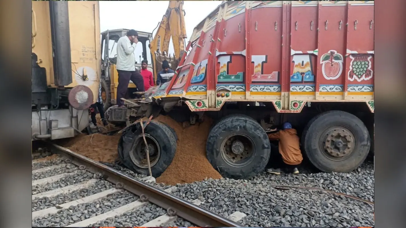 WB News : बंगाल में ट्रक से टकराई ट्रेन, इंजन में लगी आग, कई ट्रेनों की आवाजाही हुई बाधित, यात्री सुरक्षित
