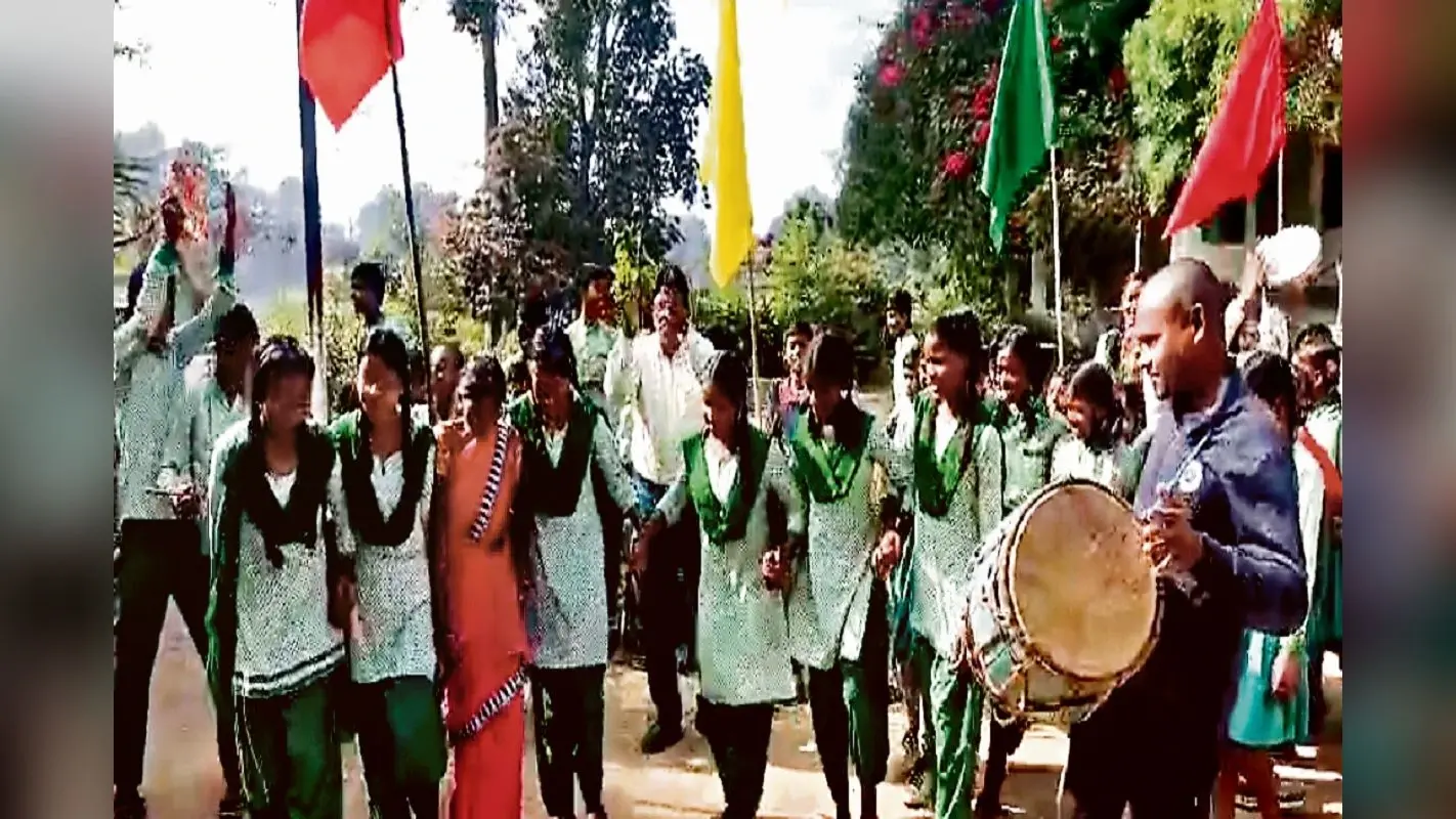 मजदूरों के सुरक्षित बाहर आने के बाद रांची के ओरमांझी में हो रही थी आतिशबाजी, चल रहा था झूमर का दौर