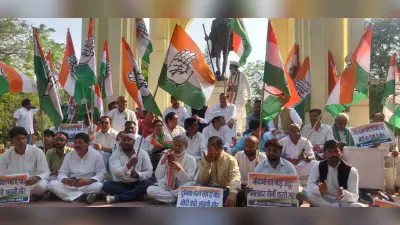 राहुल गांधी की सदस्यता रद्द होने के विराेध में यूपी कांग्रेस का प्रदर्शन, गांधी प्रतिमा पर हुई गिरफ्तारी