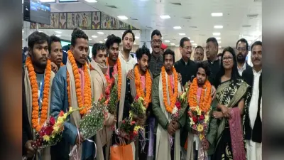 उत्तराखंड सुरंग हादसा: मजदूरों का रांची एयरपोर्ट पर भव्य स्वागत, सीएम हेमंत सोरेन ने बढ़ाया हौसला, दिया तोहफा