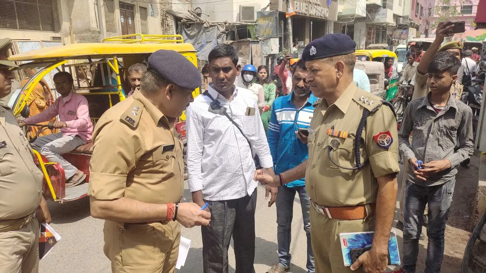Varanasi News: वाराणसी में व्यापारी को बदमाशों ने चेकिंग के नाम पर रोका, दिनदहाड़े 8 लाख रुपए लूटे