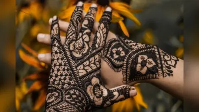 Valentine Day Mehndi Designs: इस वैलेंटाइन डे पर अपने हाथों में लगाएं ये लेटेस्ट मेहंदी डिजाइन