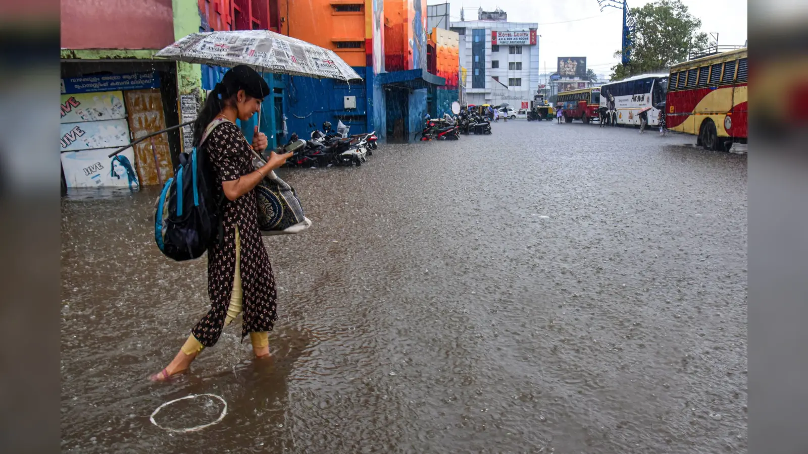 Weather Forecast: कहीं कोहरा तो कहीं बारिश, कई हिस्सों में बदला मौसम का मिजाज, Video
