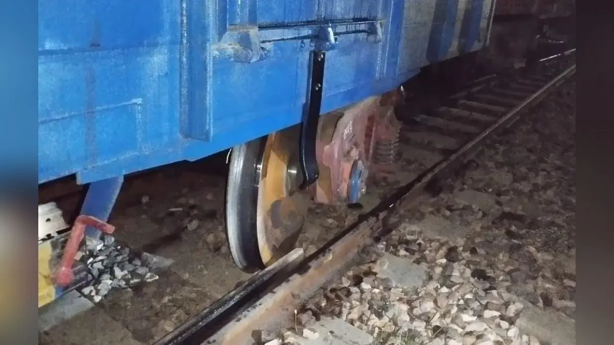 Indian Rail : बरेली जंक्शन पर गुड्स ट्रेन बेपटरी, टला बड़ा हादसा, घंटों खड़ी रहीं अप-डाउन लाइन की Train