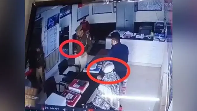 अलीगढ़ में दरोगा की पिस्टल से घायल महिला की मौत, कोर्ट ने आरोपी के खिलाफ जारी किया NBW, जानें पूरा अपडेट