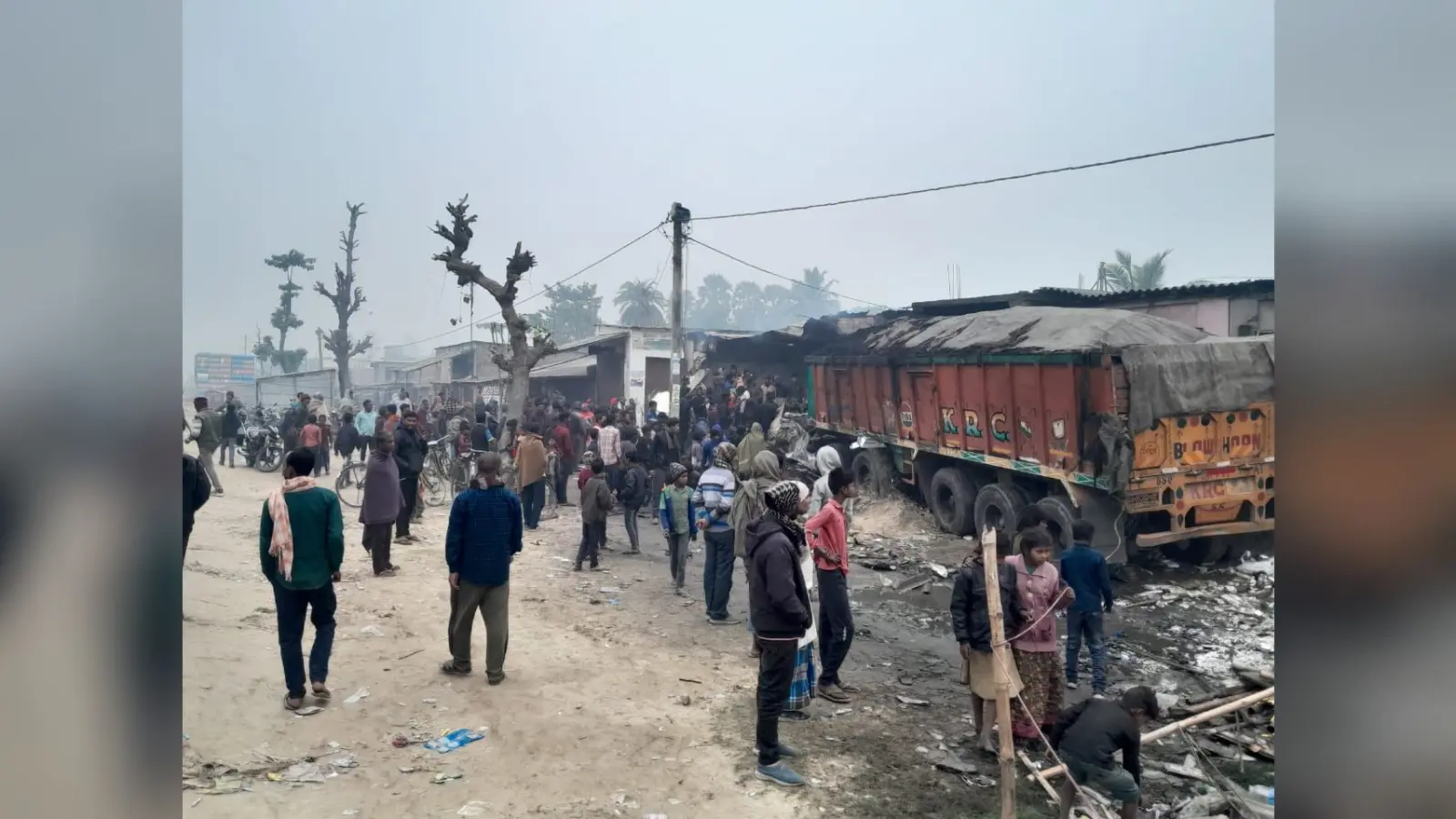 बिहार: मधेपुरा में हादसे के बाद अनियंत्रित ट्रक में लगी आग, इंजन में फंसे ड्राइवर की जलने से मौत