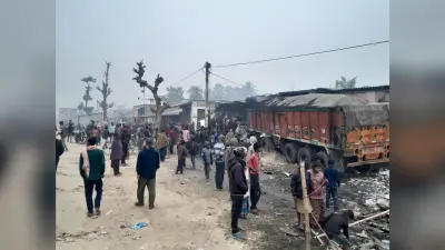 बिहार: मधेपुरा में हादसे के बाद अनियंत्रित ट्रक में लगी आग, इंजन में फंसे ड्राइवर की जलने से मौत