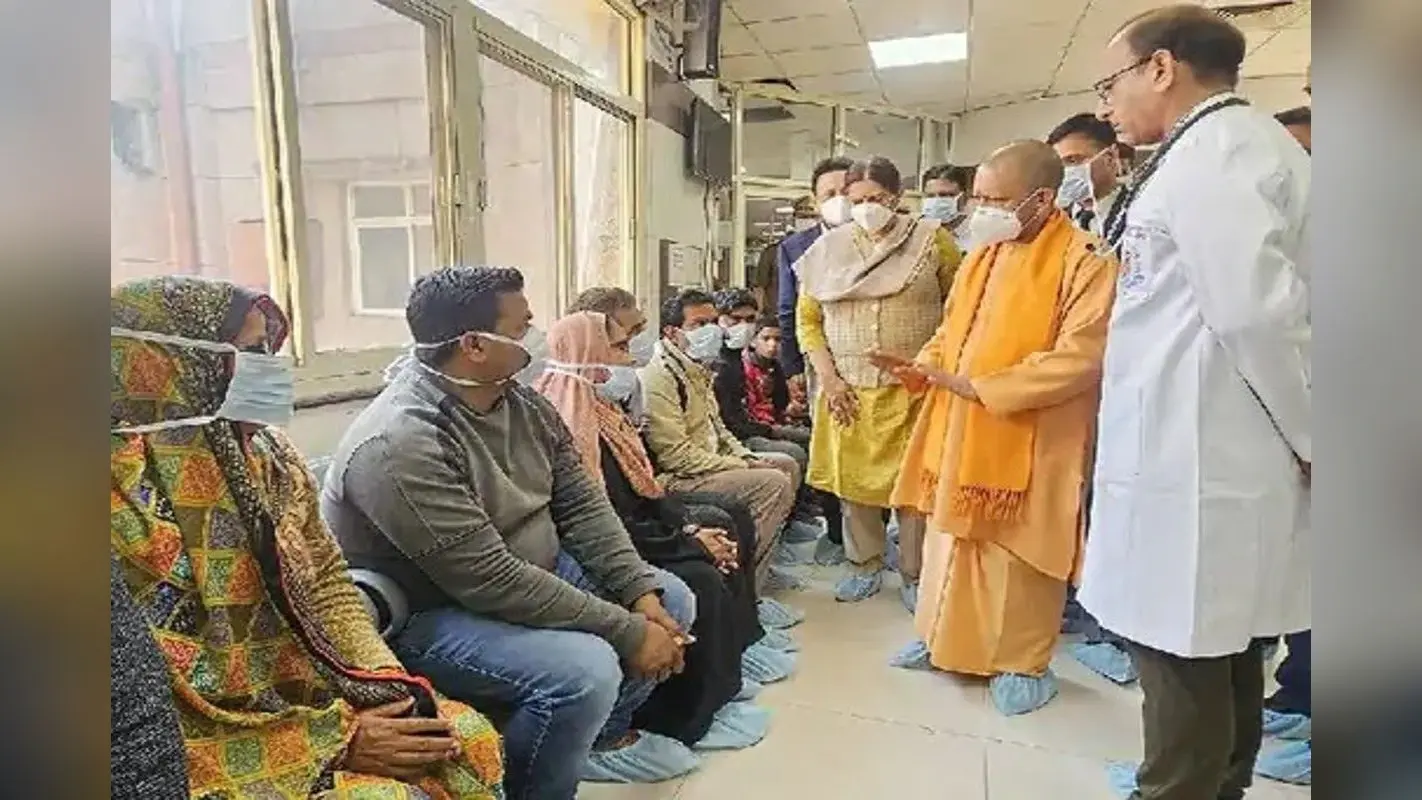 CM Yogi ने केजीएमयू में सड़क हादसे में घायलों से की मुलाकात, 2 मृतकों को दो लाख रुपए मुआवजा देने की घोषणा की