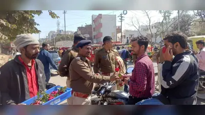हेलमेट नहीं पहनने वालों को चालान की जगह मिला गुलाब, सासाराम में परिवहन विभाग की पहल