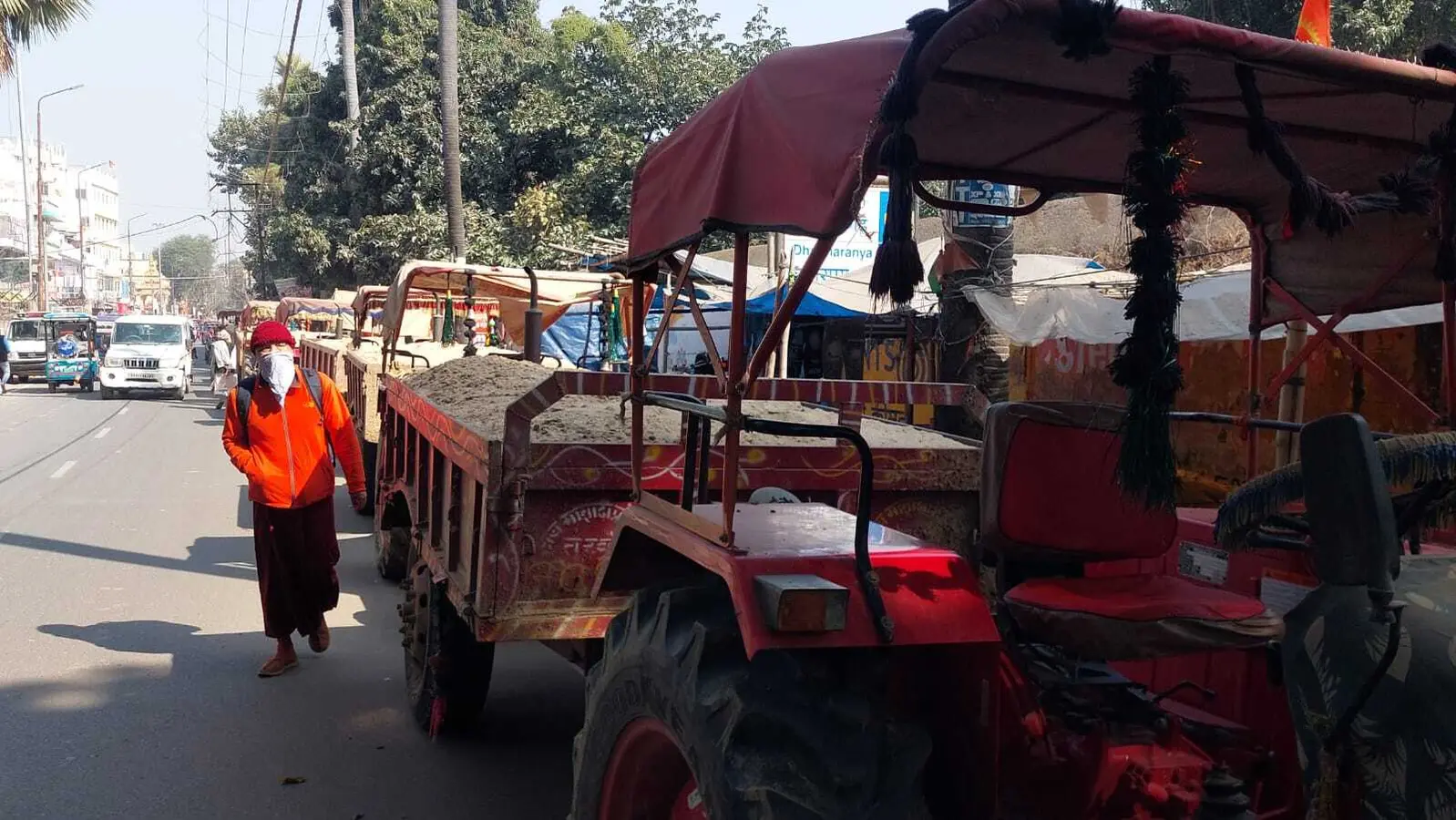 गया में अवैध खनन के खिलाफ पुलिस की बड़ी कार्रवाई, बालू लदे 11 ट्रैक्टर किए जब्त, एक चालक गिरफ्तार