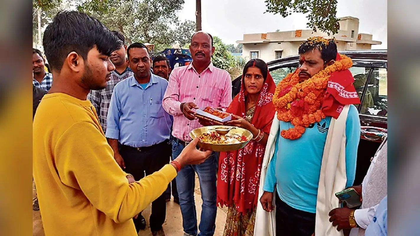उत्तराखंड के सुरंग हादसे से सुरक्षित घर वापसी पर गिरिडीह के मजदूरों का स्वागत, बोले- अब नहीं जाएंगे बाहर