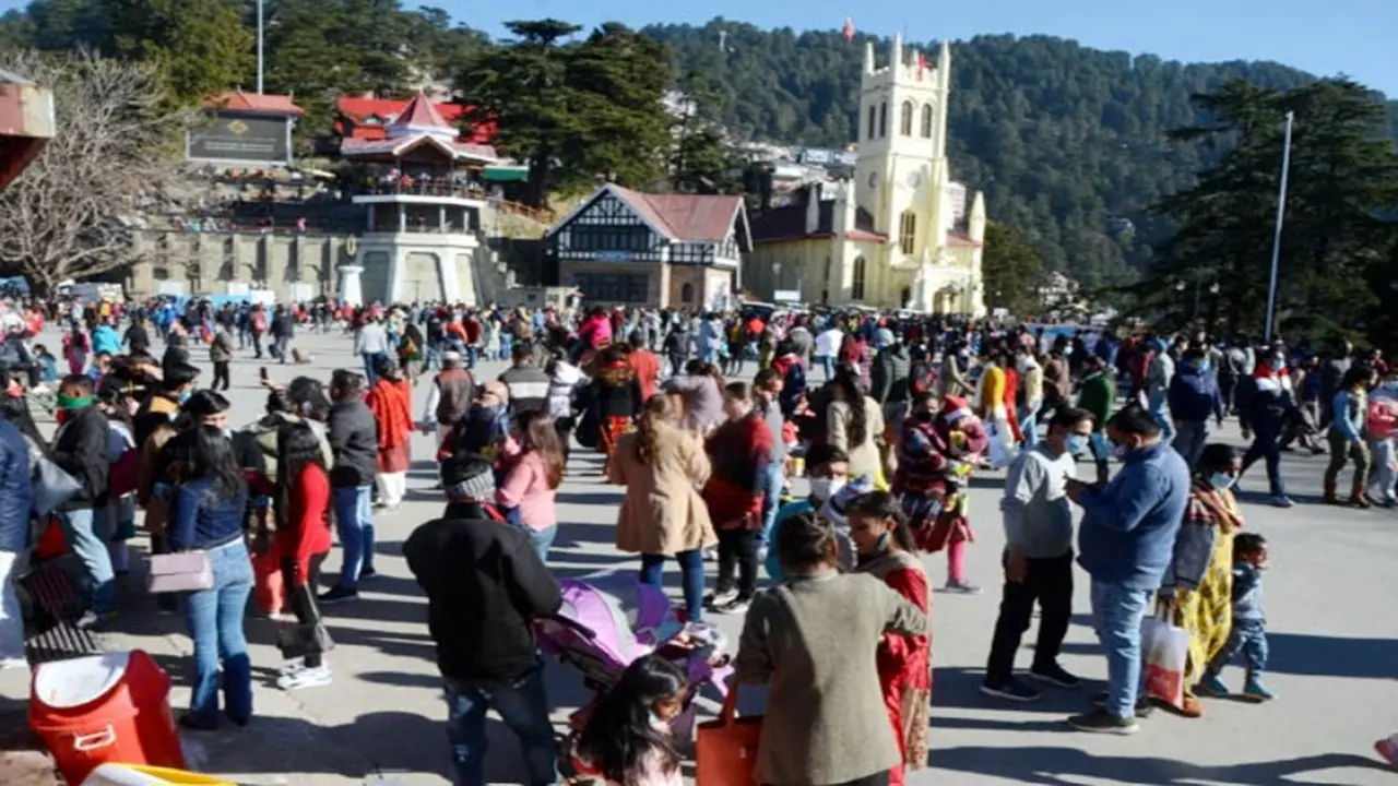 Year End मनाने शिमला-मनाली में पर्यटकों की उमड़ी भीड़, अटल टनल से गुजरे 28 हजार वाहन, 90% होटल में कमरे बुक