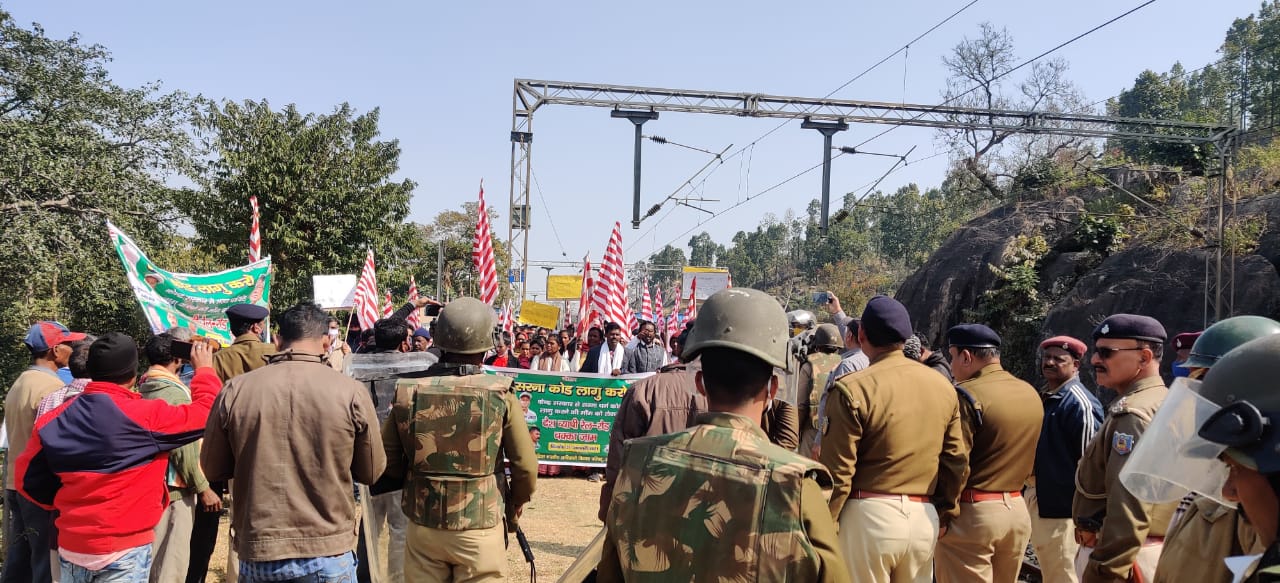 आदिवासी सेंगेल अभियान के तहत कई स्थानों पर रोकी गयी ट्रेनें, रेलवे की यातायात प्रभावित, कई ट्रेनें रद्द