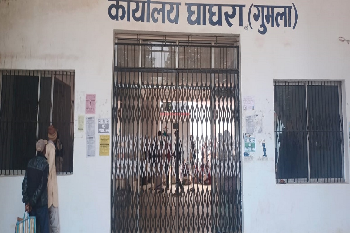 गुमला : टाना भगतों ने प्रखंड कार्यालय के गेट में जड़ा ताला