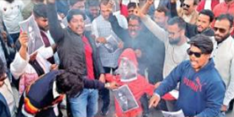 आदिवासियों ने एंकर सुधीर चौधरी का पुतला फूंका, कार्रवाई न होने पर आक्रोश जताया