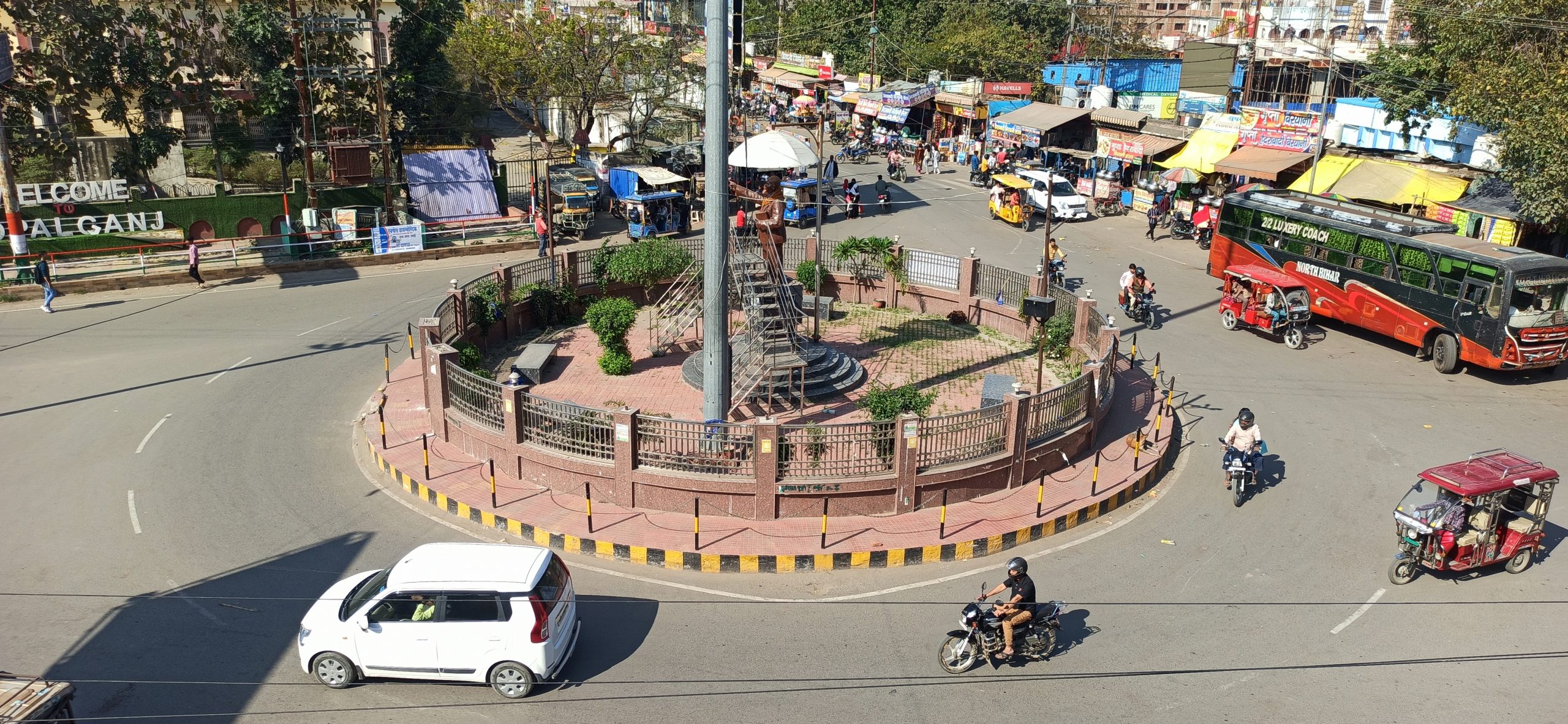 आत्मदाह करने पहुंचा पूरा परिवार, मौके पर पहुंची पुलिस ने हिरासत में लेकर बचाया