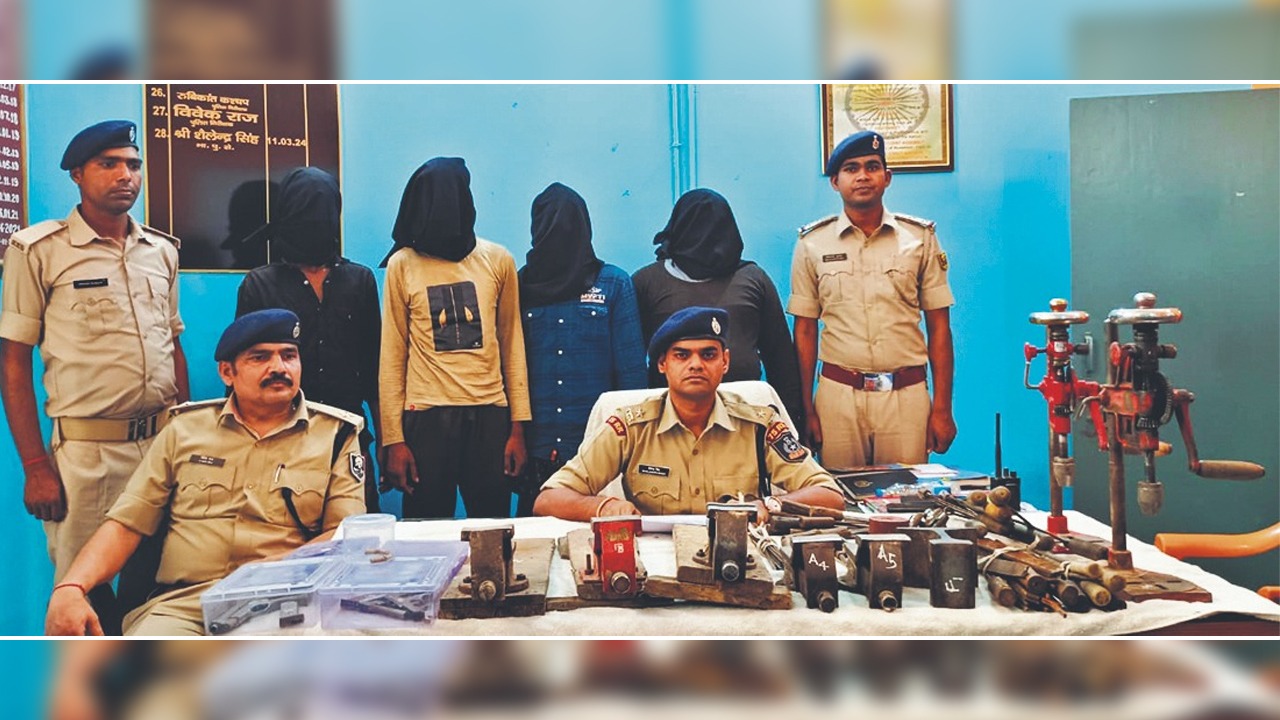 Munger News: मुंगेर पुलिस को मिली बड़ी सफलता, 5 मिनी गन फैक्ट्री समेत कई हथियार बरामद, 4 गिरफ्तार