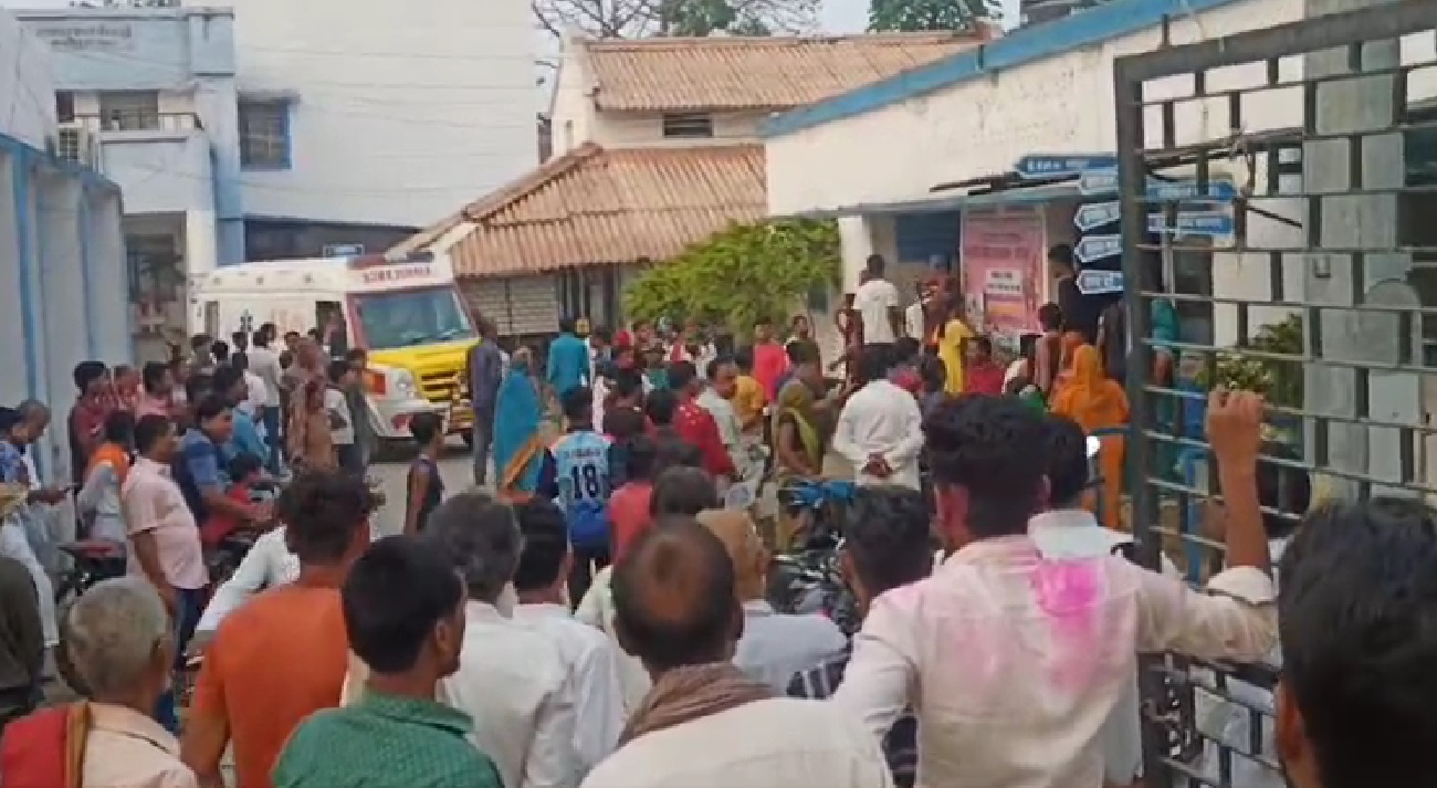 मधेपुरा में सड़क हादसा, बाइक सवार युवक की मौत, परिजनों ने अस्पताल में मचाया हंगामा